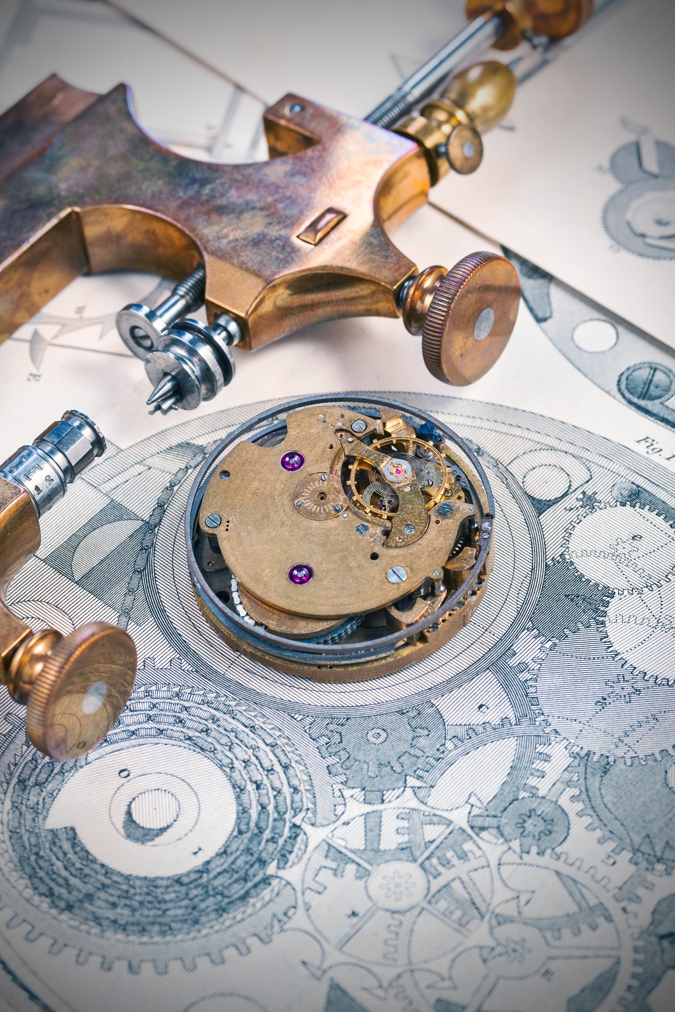 Interno dell'atelier con banco da lavoro e strumenti orologiai in ordine